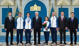 «Мишаның жеңісінің арқасында Ақордада тұрмын»: Олимпиада чемпионының әкесі әрі бапкері президентпен кездесті