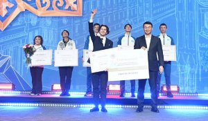 Тұрғын үй және ақшалай сертификаттар: Алматыда Шайдоровқа құрмет көрсетілді