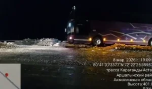 Ақмола облысында жол жиегіне аударылып кеткен автобус шығарылды