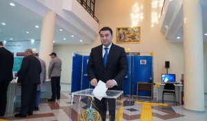 Түркістан облысының әкімі Нұралхан Көшеров референдумда дауыс берді