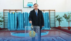 Жамбыл облысының әкімі Ербол Қарашөкеев референдумда дауыс берді