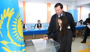 Ақтөбе облысының әкімі Асхат Шахаров референдумда дауыс берді