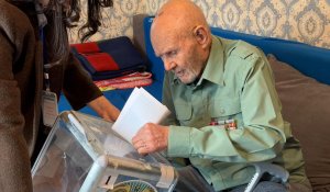 Ғасыр жасаған соғыс ардагері Василий Салазкин үйінде дауыс берді