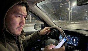 Рөлдегі жүргізуші телефондағы GPS-картаны қараса жазалана ма?