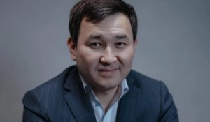 «Басы жарылған»: Әсет Матаев өзіне бір топ адамның жабылып шабуыл жасағанын айтты