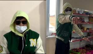 «Бетіңді таптап кетеміз»: Түркістан облысында бір топ жігіт 500 теңге үшін дүкен иелерін сабап кеткен