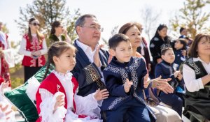 Қуанса, бала қуансын: Марат Сұлтанғазиев балалармен бірге Наурыз мерекесін атап өтті