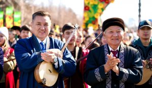 Әлем естіген «Ақбұлақ»: Өскеменде 5 мыңнан астам домбырашы рекорд орнатты