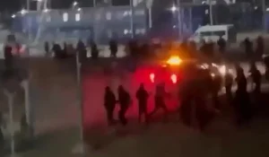 «Көлікпен адамдарды басып өтпек болған»: Ресейдегі қазақстандық жұмысшылардың қатысуымен болған жанжалдың видеосы тарады