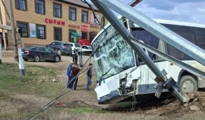 БҚО-да мектеп автобусы мен маршруттық автобус соқтығысты: балалар зардап шеккен