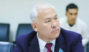 «Көмектеспеймін»: Мұрат Әбенов Әділет Молдаханның ұсталуына заңды негіз бар екенін айтты