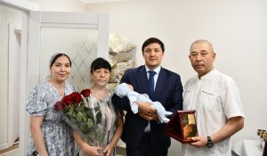 Ақтөбе қаласының халқы 600 мыңға жетті: Қала әкімі нәресте дүниеге келген жас отбасыны құттықтады