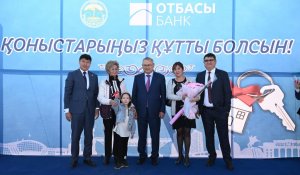 Бейбіт Исабаев кезектегі азаматтарға тұрғын үйлердің кілттерін тапсырды