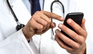 «Дәрігермін, кодты айтыңыз»: Қазақстандықтар емханадан шыға сала алаяқтардың құрығына түсіп жатыр