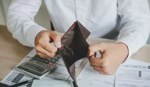 «Айлыққа дейінгі қарыз»: Жастар неге микрокредит алуға құмар