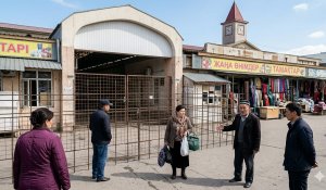 Алматыдағы «Рахат» базарының алдындағы бөгет: кәсіпкерлер мен құқық қорғау органдарының әрекеті сынға қалды