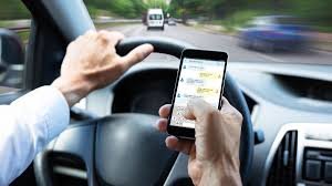 Сарапшылар көлік жүргізу кезінде телефон пайдаланғаны үшін салынатын айыппұл ережелерін қайта қарауды ұсынды