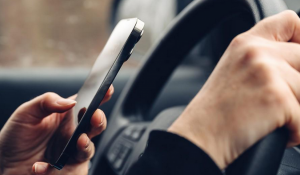 Сарапшылар көлік жүргізу кезінде телефон пайдаланғаны үшін салынатын айыппұл ережелерін қайта қарауды ұсынды