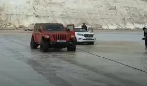 Өзбекстандық блогер Маңғыстаудың киелі жерлерін көлікпен таптағаны үшін айыппұл арқалады