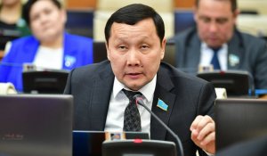 «Бір адамға нәтижеге жету қиын»: депутат Абзал Құспан «AMANAT» партиясына өте ме?