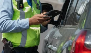 Қазақстанда көлікте телефон қолданғаны үшін алғашқы автоматты айыппұл салынды