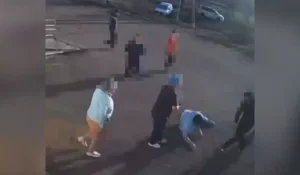 Екібастұзда дәрігер мен медбикені үш ер адам соққыға жықты