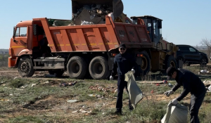 Ақтөбе тазалық үшін күресті жалғастыруда: Қала әкімі Азамат Бекет жастармен бірге қоқыс жинап жүр