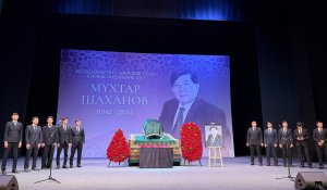 Алматыда Мұхтар Шахановпен қоштасу рәсімі өтіп жатыр