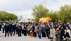 Атырауда білім саласының қызметкері мектептерге 5000 кітап сыйға тартпақ