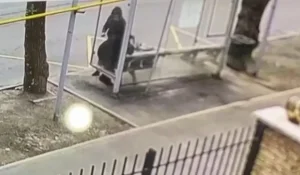 Алматыда аялдамада ер адам зейнеткер әйелді аяусыз соққыға жықты