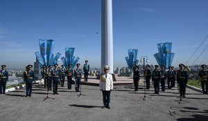 Алматыда Отан қорғаушы күніне орай Мемлекеттік Ту салтанатты түрде көтерілді