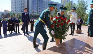 Мемлекеттік кеңесші Бауыржан Момышұлының ескерткішіне гүл шоқтарын қойды
