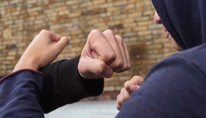 Отарда әскерилер мен тұрғындар арасында жаппай төбелес болды – видео