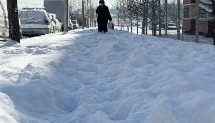 Алматыдағы “қар бизнесі”: Тұрғындар қардың уақытында күрелмейтініне наразы
