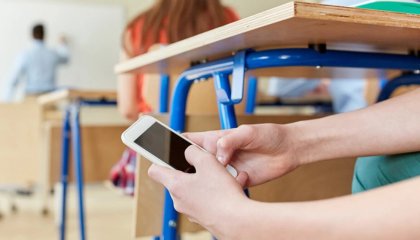Телефонға телмірген жастар арасында көз ауруы көбейген: дәрігерлер не дейді