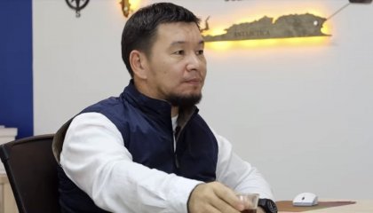 «Қазақтың 70 пайыз сөзі арабтікі»: Сынға ұшыраған танымал имам көпшіліктің алдына шықты