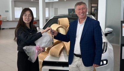 ҰБТ-дан 140 балл алған оқушы қыз Жанайым Рашид сыйлыққа электрокөлік алды