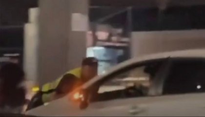 Алматыда бойжеткен полицейді көлігімен сүйреп әкетті