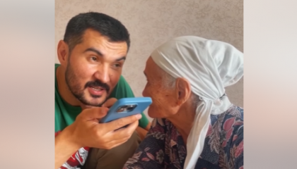 "Рахмет, айналайын": әнші Бейбіт Көшқалиев ChatGPT-мен анасын сөйлестіріп, жұртты күлкіге қарық қылды
