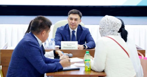 “Не болды қайыршыға ұқсап алақан жайып?”: Шымкент әкімімен кездескен блогер кімге өкпелі