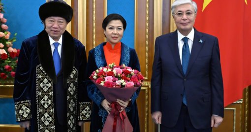 Президент Вьетнам бас хатшысы мен жұбайына арнайы шапан жапты