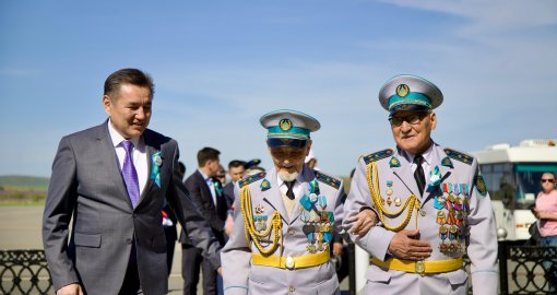 Құрмет және алғыс : Өскеменде Жеңіс Парадына қатысушыларды салтанатты түрде қарсы алды