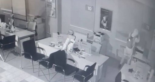 Алматыда ер адам түнделетіп банк бөлімшесін тонамақ болған
