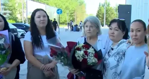 Америкалықтар 20 жыл бұрын асырап алған бес қазақ қызы елге оралды