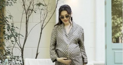«Мақтаншақсың»: аяғы ауыр Ерке Есмахан өзін сынайтындарға жауап берді