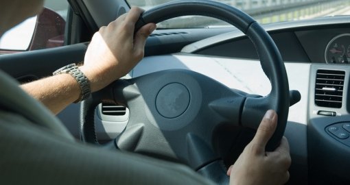 Алматыда білім бөлімі басшысы жүргізушісін гимназияға орналастырып, жалақысын алып отырған