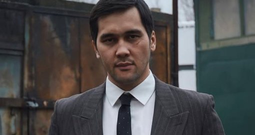 «Қыздармен сөйлесіп жүр»: Кәмшат Жолдыбаеваның күйеуі сынның астында қалды