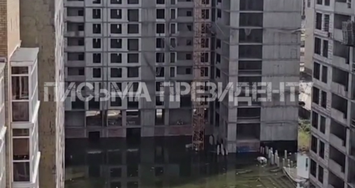 2-қабатқа дейін жеткен: Астанада салынып жатқан зәулім ғимарат маңын су басты