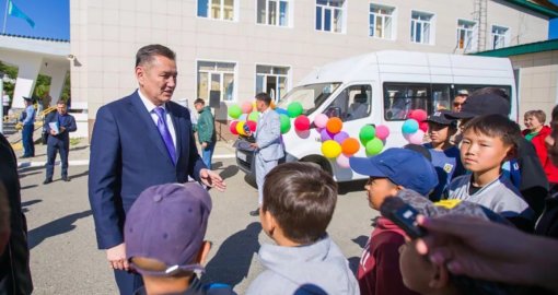 ШҚО әкімі Зайсандағы бұқаралық спортты дамыту клубына шағын автобус сыйлады