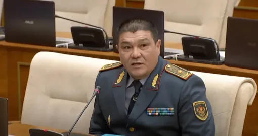 Қорғаныс минстрінің орынбасары Мәжілісте сұрақ қойғысы келген танымал тілшіні итеріп жіберді